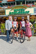 Kathrin und Christina Schweinberger mit den Gastgebern Ernst Erlebach, Obmann Tourismusverband Erste Ferienregion Fügen-Kaltenbach, und Daniela Heim vom Hotel Kohlerhof