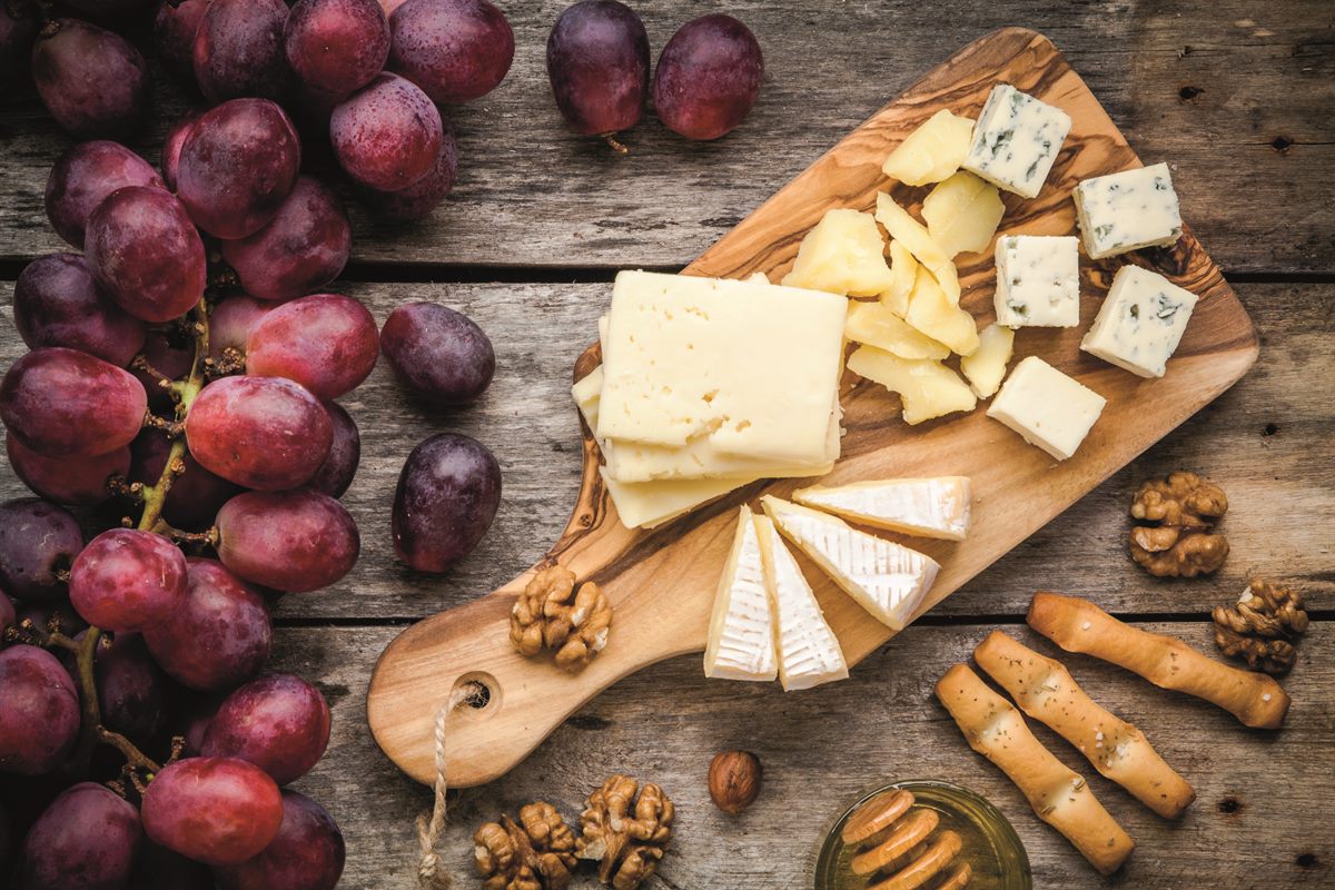 Besondere Käse und klassische Grissini zählen auch zu den Spezialitäten der Gourmet-Abteilung des Handelshaus Wedl