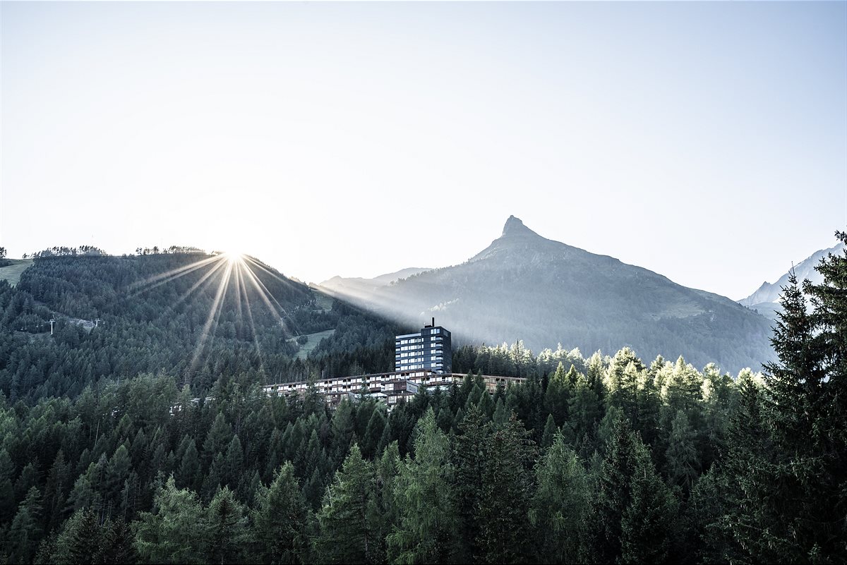 Inmitten der Osttiroler Natur lädt das Gradonna****s Mountain Resort zum Atmen frischer Bergluft ein.