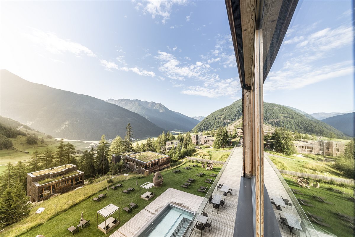 Das Gradonna****s Mountain Resort liegt mitten in der Osttiroler Natur.