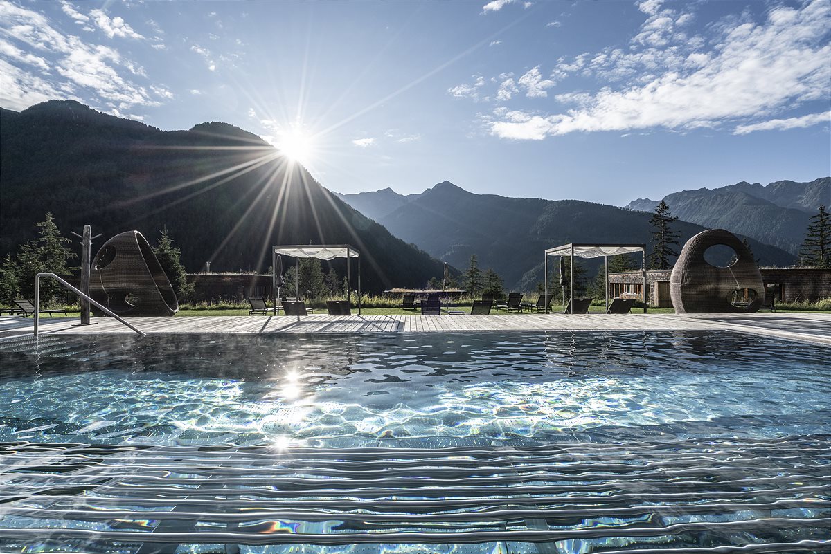 Das Gradonna****s Mountain Resort lädt seine Gäste zum Entspannen am eigenen Pool ein.