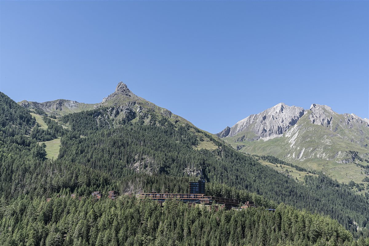 Am Fuße des Großglockners und am Eingang zum Nationalpark Hohe Tauern – dem größten Schutzgebiet der Alpen – liegt das  autofreie und ökologisch-nachhaltige Gradonna Resort mit Vier-Stern-Superior Hotel und seinen 41 Châlets.