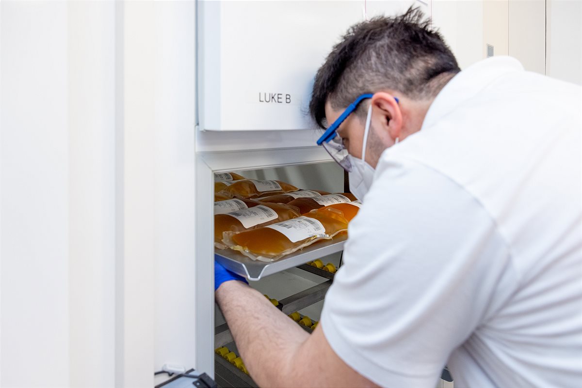 Blutplasma wird zur Herstellung von dringend benötigten Medikamenten in den zwölf BioLife-Plasmazentren in Österreich gesammelt.