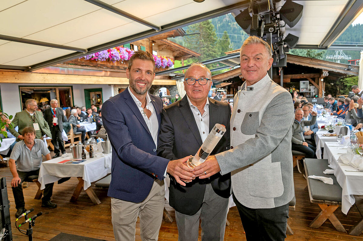 Übergabe Internationaler Skiareatest